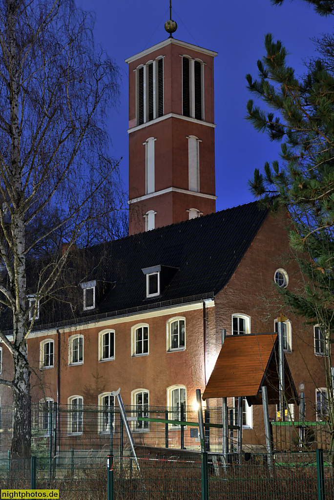 Berlin Hermsdorf. Evangelische Apostel-Paulus-Kirche mit Gemeindehaus und Kindergarten. Erbaut 1934–1935 von Otto Risse im Stil der Neuen Sachlichkeit. Wachsmuthstrasse 25