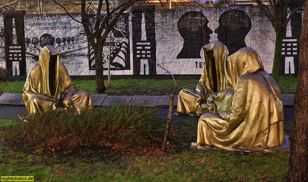 Berlin Mitte Regierungsviertel. Parlament der Bäume von Ben Wagin errichtet 1990 zum Gedenken der Todesopfer an der Berliner Mauer. Schiffbauerdamm
