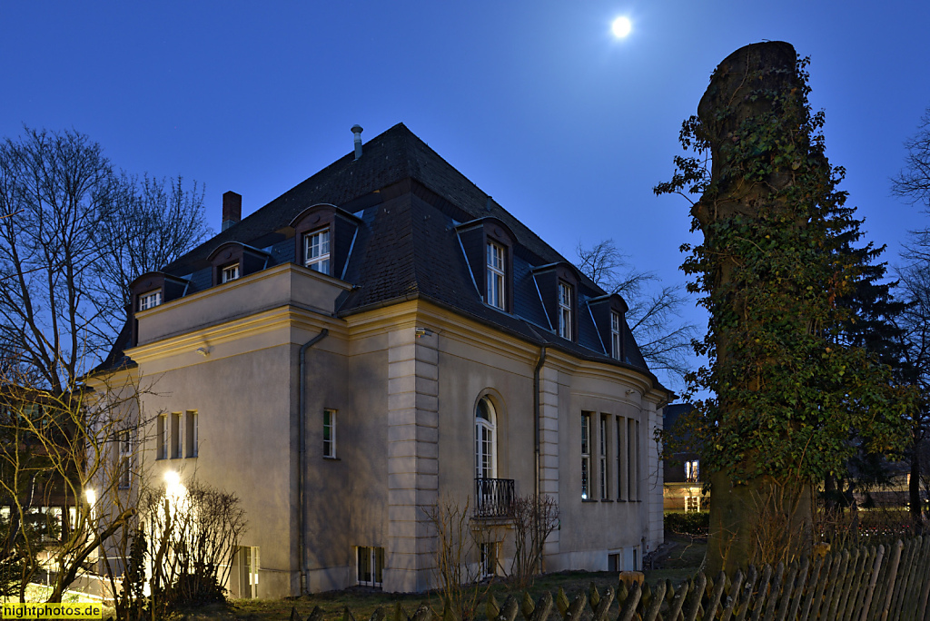 Berlin Dahlem. Ägyptologisches Seminar der FU Berlin. Erbaut 1912 von Arthur Müller für Oberleutnant a. D. Franz von Redei. Nutzung durch FU seit 1949. Altensteinstrasse 33