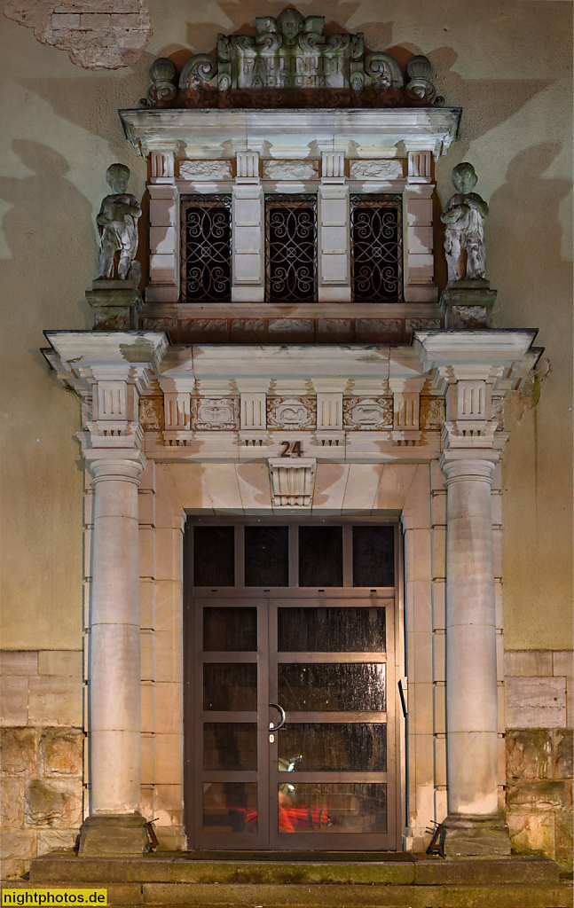 Berlin Dahlem. 'Paulinum'. Als Erziehungsanstalt für Jungen erbaut 1907-1909 von Karl Kujath unter Oberbaurat Oskar Delius. Renaissanceportal. Reichensteiner Weg 24-26 am Otto-Hahn-Platz