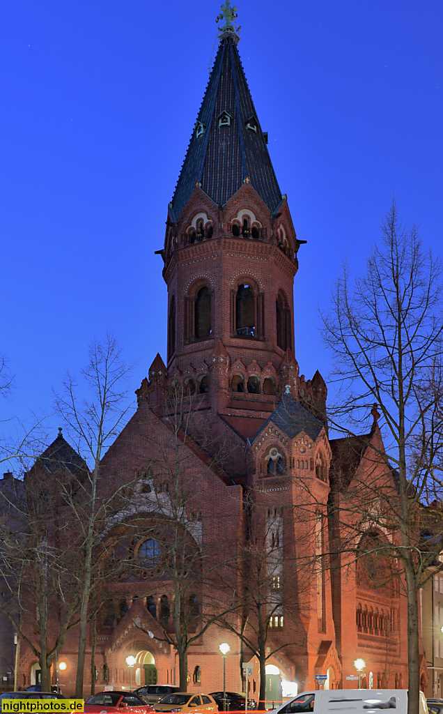 Berlin Kreuzberg. Evangelische Passionskirche erbaut 1904-1907 von Theodor Astfalck mit romanischen Stilelementen am Marheinekeplatz 1. Wiederaufbau 1951-1953