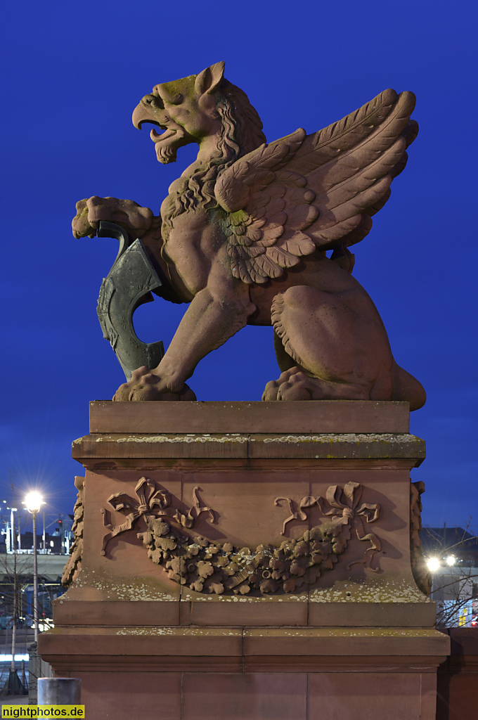 Berlin Mitte Moabit. Greif mit kupfernem Wappenschild des Parchimer Stadtwappens auf dem nordöstlichen Widerlager der Moltkebrücke über die Spree erbaut 1886-1891. Bildhauer Carl Piper