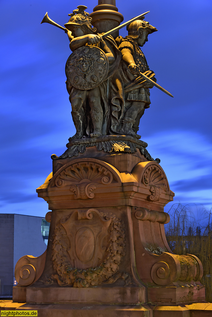 Berlin Mitte Moabit. Schmuckskulpturen von Kindern mit römischer Soldatenkleidung und -bewaffnung von Bildhauer Karl Begas. Gegossen 1890 in der Kunstgiesserei Lauchhammer