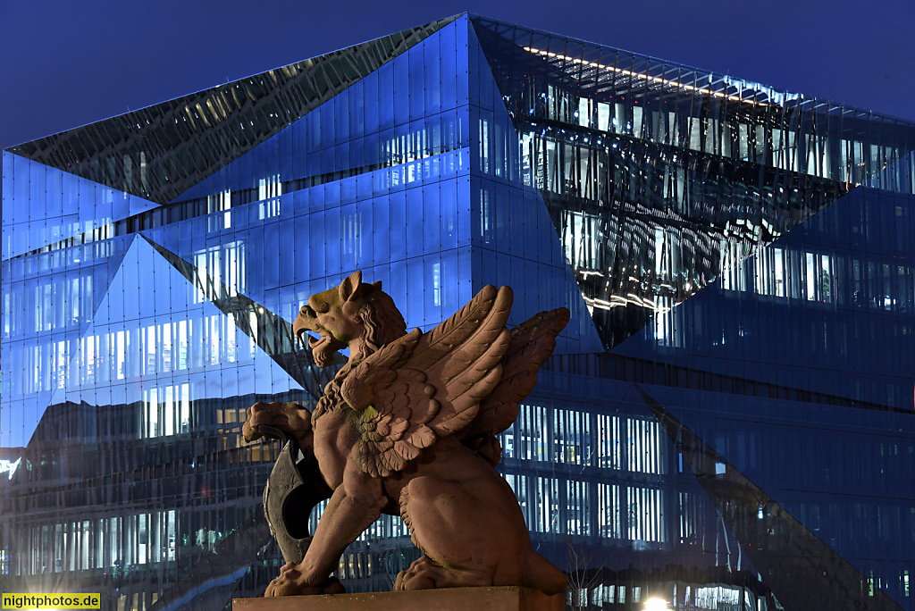 Berlin Mitte Moabit. Greif aus rotem Mainsandstein von Bildhauer Carl Piper auf der Moltkebrücke über die Spree erbaut 1886-1891. Dahinter The Cube erbaut 2020 von 3XN für Bauherr CA Immo auf dem Washingtonplatz vor dem Hauptbahnhof