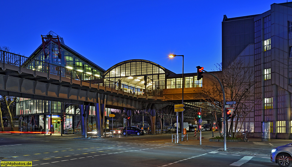 Berlin Kreuzberg. U-Bahnhof Prinzenstrasse Südzugang erbaut 1989-1991 von Wolf-Rüdiger Borchardt mit Glasfassade. Hochbahntrasse erbaut 1897-1902. Nordzugang erbaut 1982-1984
