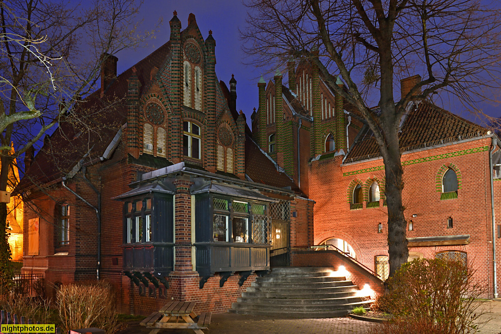 Berlin Friedenau Kinder- und Jugendfreizeitzentrum 'Burg' erbaut 1884 als Landhaus mit Kutscherhaus Stall und Remise von Otto Hoffmann. Schmargendorfer Strasse 18-19 am Friedrich-Wilhelm-Platz 11