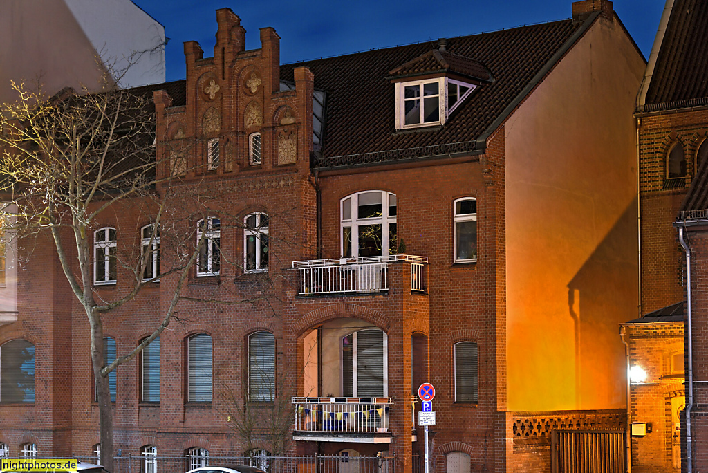 Berlin Friedenau Kindertagesstaette Fri-Willi erbaut 1884 als Landhaus mit neogotischem Staffelgiebel von Max Nagel. Friedrich-Wilhelm-Platz 12
