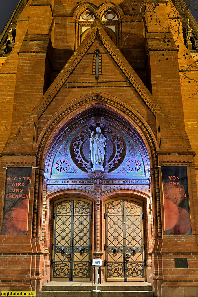 Berlin Friedenau Evangelische Kirche Zum Guten Hirten erbaut 1891-1894 von Carl Doflein. Portal mit Statue 'Christus als guter Hirte' von Bildhauer Albert Koch. Friedrich-Wilhelm-Platz