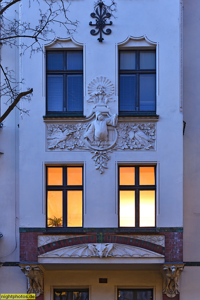 Berlin Friedenau 'Drachenhaus'. Als Mietshaus erbaut 1899 von R. Lange mit stuckverziertem Erker auf Drachenkonsolen und Mönchsfigur. Niedstrasse 4