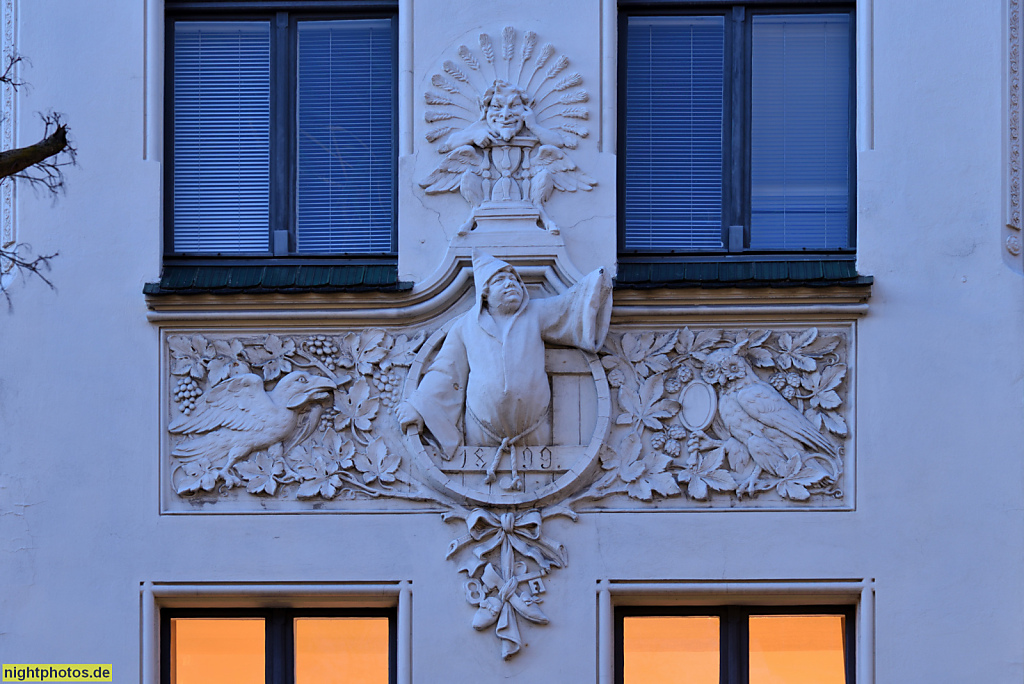 Berlin Friedenau 'Drachenhaus'. Als Mietshaus erbaut 1899 von R. Lange mit stuckverziertem Erker. Mönchsfigur mit Kutte. Eule mit Spiegel. Niedstrasse 4