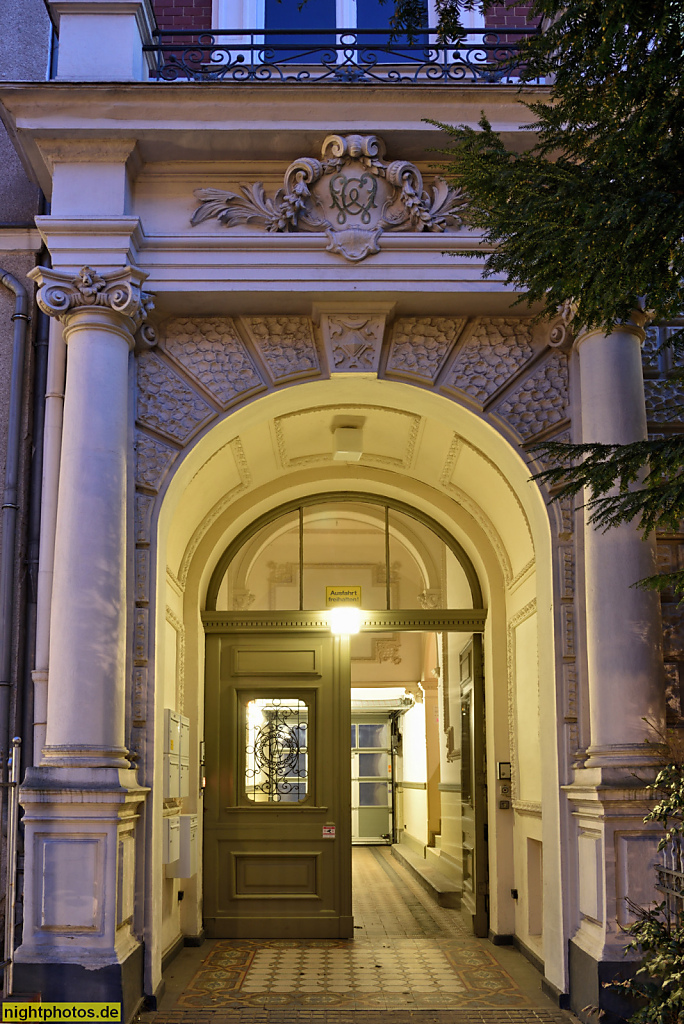 Berlin Friedenau Mietshaus erbaut 1888-1889 von Max Nagel für den Ökonomen Carl Wolff. Portikus mit ionischen Säulen. Niedstrasse 39
