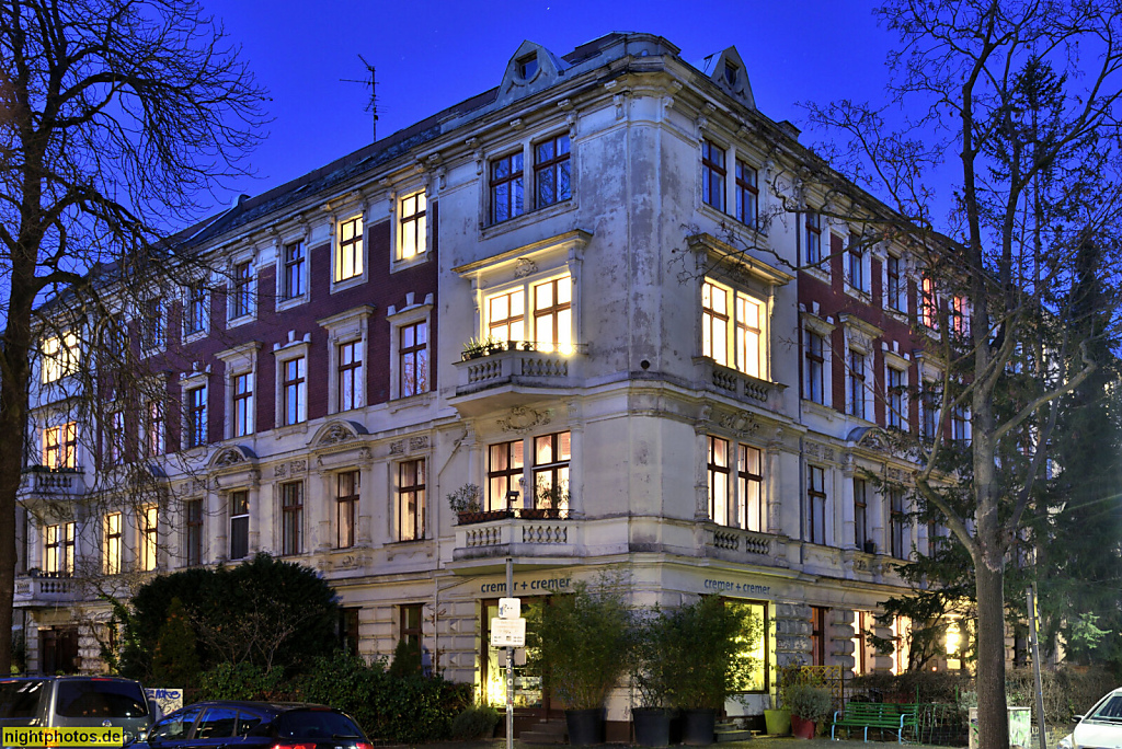 Berlin Friedenau Mietshaus erbaut 1889 von Eduard Götze mit neobarocken Stilelementen. Handjerystrasse 82-83 Niedstrasse 10-11