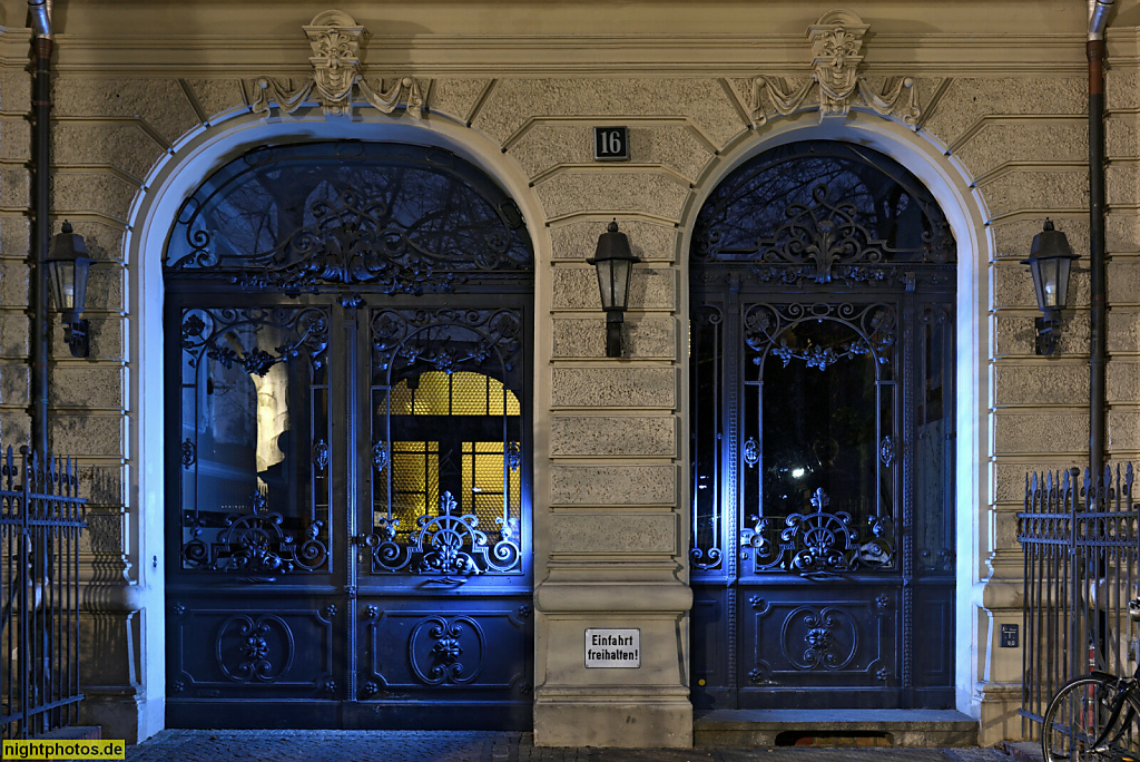 Berlin Friedenau Mietshaus erbaut 1893-1894 von Carl Sack. Durchfahrt und Eingang mit schmiedeeisernem Tor und Putzrustika. Perelsplatz 16