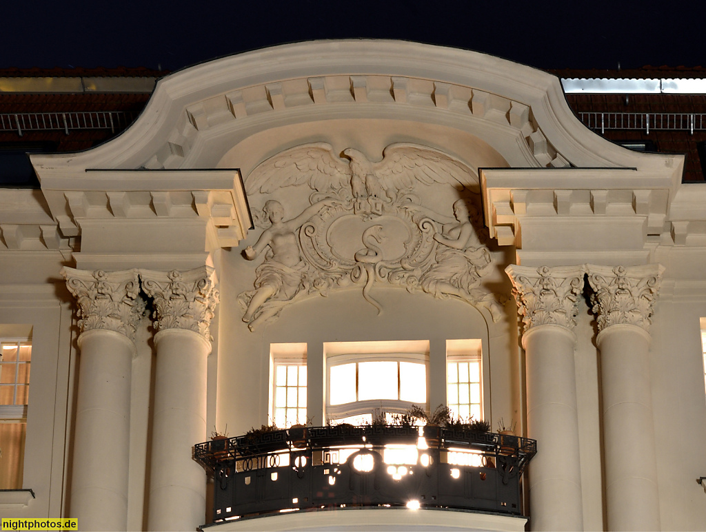 Berlin Friedenau Mietshaus erbaut 1906-1907 von Ladislaus Nowak. Kartusche mit Adler im Giebelfeld. Isoldestrasse 2