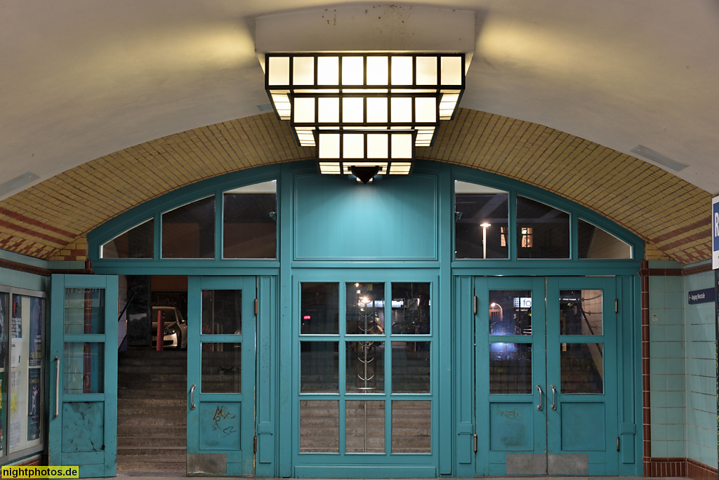 Berlin Wilmersdorf S-Bahnhof Bundesplatz. Zugang Bernhardstrasse und Wexstrasse. Bahnhof seit 1877. Umbau und Wiederinbetriebnahme 1993. Deckenlampe im Art Deco Stil