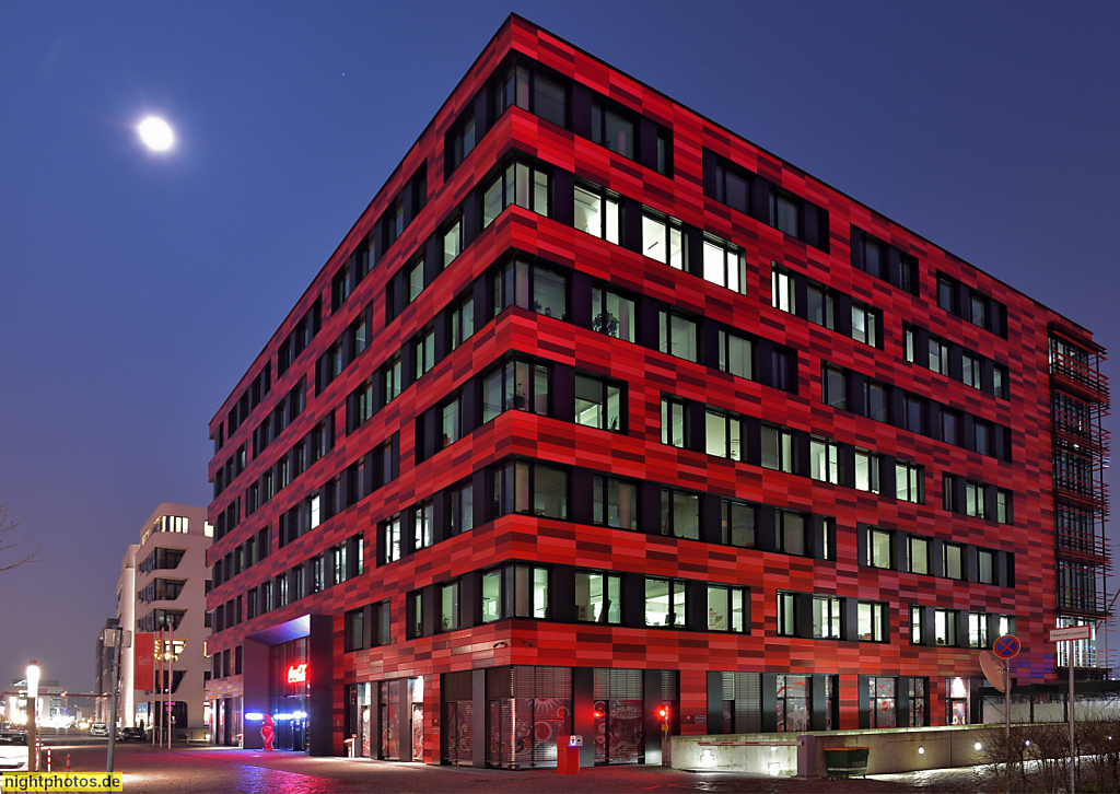 Berlin Friedrichshain Mediaspree Osthafen Coca-Cola Niederlassung. Erbaut 2013 von nps tchoban voss an der Stralauer Allee 4. Landseite
