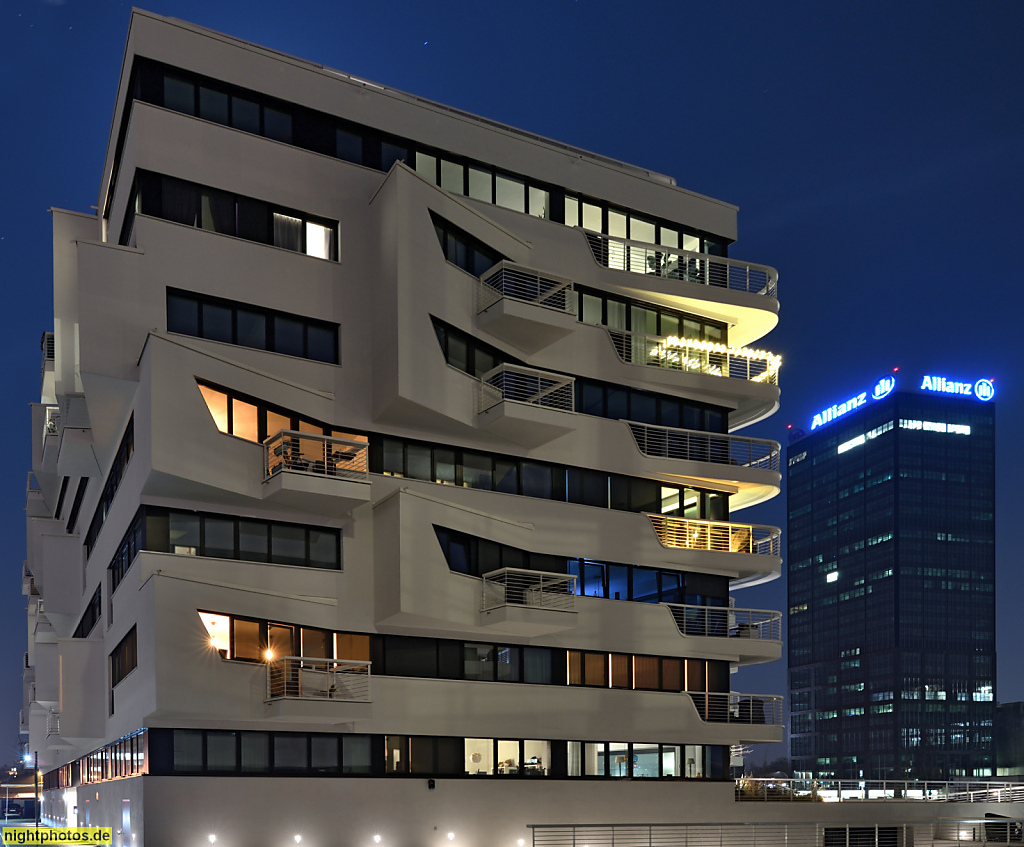 Berlin Friedrichshain Osthafen. Wohngebäude 'Wave' erbaut 2019 vom Architekturbüro Graft am Spreeufer. Stralauer Allee 13-14