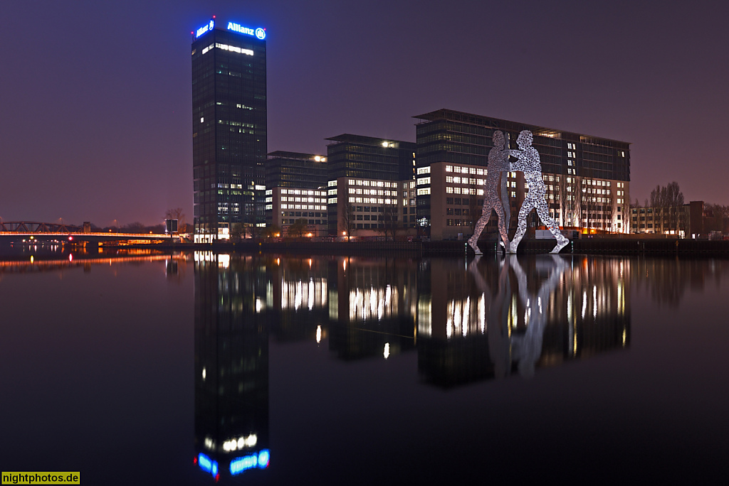 Berlin Treptow Allianz SE Treptowers erbaut 1994-1998 von Gerhard Spangenberg mit Ausführung durch Architekten Schweger und Partner mit Reichel und Stauth. Skulptur Molecule Man