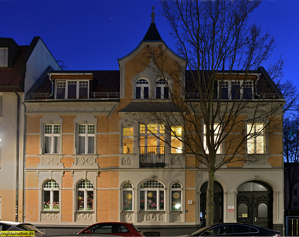 Berlin Adlershof. SokuKi Soziokultureller Kinderladen. Teilverputzter Backstein Ziegelbau mit Hofdurchfahrt. Friedenstrasse 8