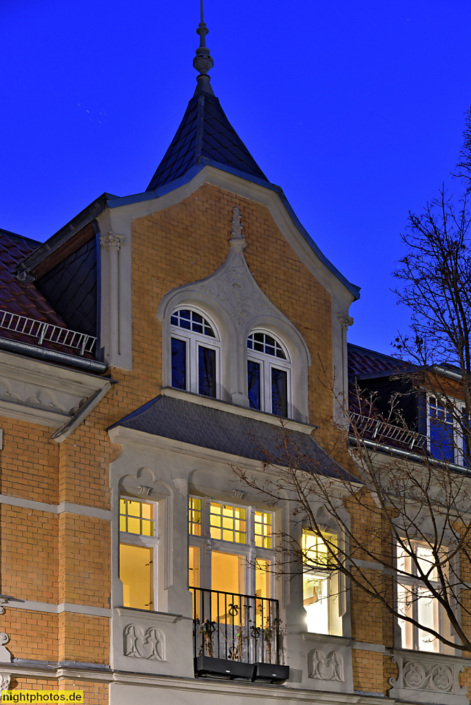 Berlin Adlershof. SokuKi Soziokultureller Kinderladen. Teilverputzter Backstein Ziegelbau mit Hofdurchfahrt. Friedenstrasse 8