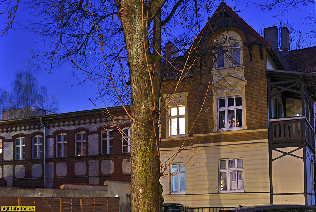 Berlin Adlershof. Teilverputzter Backstein Ziegelbau. Friedenstrasse 7. Links Remise von Friedenstrasse 8