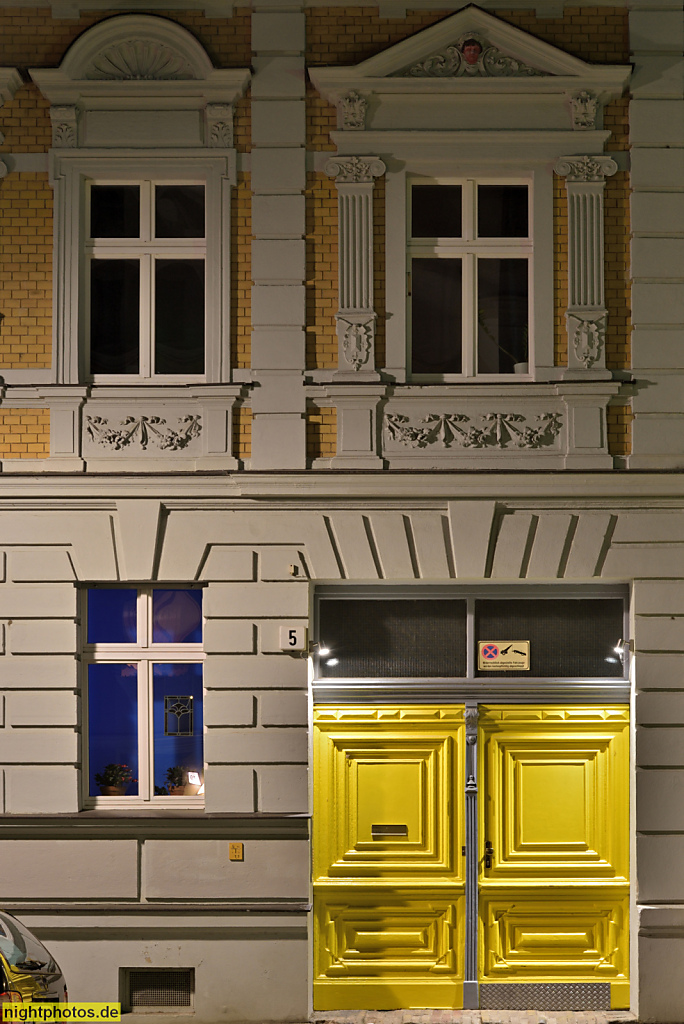 Berlin Adlershof. Restaurierter Altbau Gründerzeit mit Hofdurchfahrt. Friedenstrasse 5