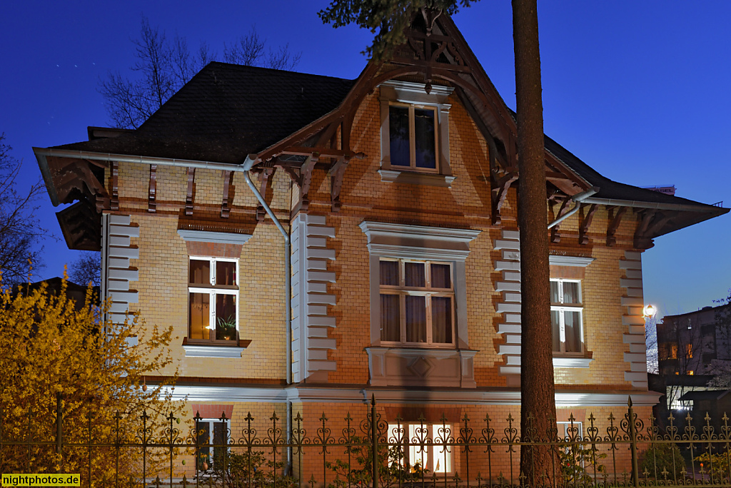 Berlin Adlershof. Villa und Remise erbaut 1886 durch Maurermeister Robert Buntzel. Arndtstrasse 8