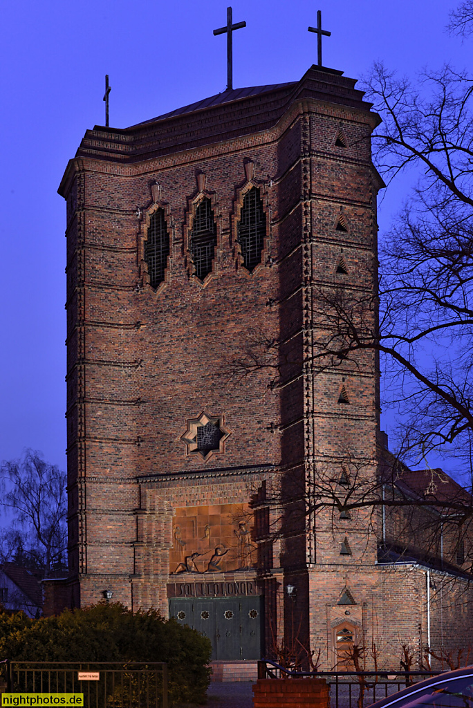 Berlin Niederschönhausen. Katholische St. Maria-Magdalena-Kirche erbaut 1929-1930 von Felix Sturm im Stil des Expressionismus. Platanenstrasse 20-21. Portalrelief von Bildhauer Paul Halbhuber