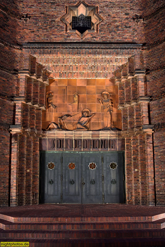 Berlin Niederschönhausen. Katholische St. Maria-Magdalena-Kirche erbaut 1929-1930 von Felix Sturm im Stil des Expressionismus. Platanenstrasse 20-21. Portalrelief von Bildhauer Paul Halbhuber