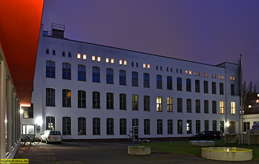 Berlin Mitte Gesundbrunnen. Exrotaprint. Westlicher Gewerbebau erbaut um 1905. Umbau 1958 von Klaus Kirsten für Rotaprint. Mieterübernahme 2004-2007. Planungsteam Oliver Clemens, Bernhard Hummel, Daniela Brahm, Les Schliesser. Gottschedstrasse 4