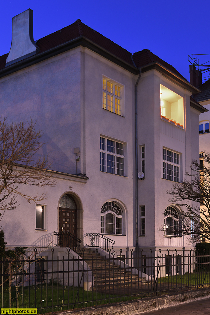 Berlin Niederschönhausen. Wohnhaus mit Freitreppe und Jugendstil-Sprossenfenstern. Tschaikowskistrasse 38