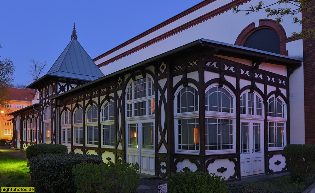 Berlin Niederschönhausen. Ballhaus Pankow erbaut 1880 als Restaurant Schloss Schönhausen für August Lehder. Anbau Ballsaal und Wintergarten 1892. Restauriert 1993-1995. Architekten Restaurierung Theo Boss und Marianne Frey