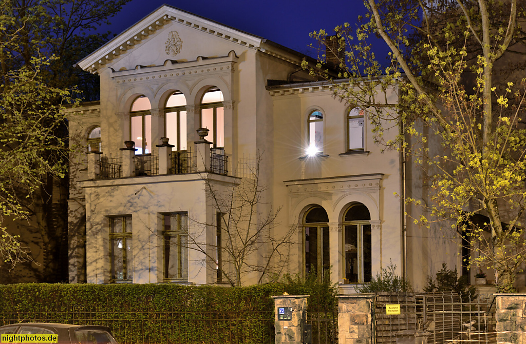 Berlin Niederschönhausen. Landhaus Villa erbaut 1880-1885 mit übergiebelten Mittelrisalit. Grabbeallee 35