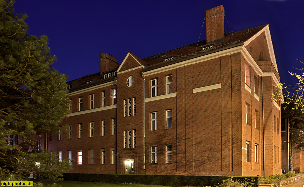 Berlin Niederschönhausen. Wohnanlage mit Gartenanlagen erbaut 1908-1909 von Architekt Paul Mebes und Bildhauer Walter Schmarje. Paul-Franke-Strasse 1-12 an der Grabbeallee