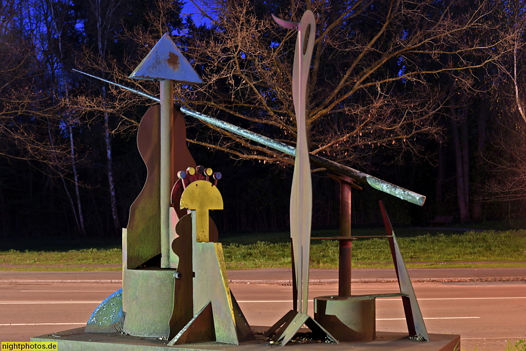 Berlin Mariendorf Kunstwerk 'Trilogie' von Bildhauer Miguel Esteban Cano erschaffen 1984 aus Stahlblech. Drei Formenelemente analog zu der Situation Mutter Vater Kind. Britzer Strasse Ecke Rixdorfer Strasse 