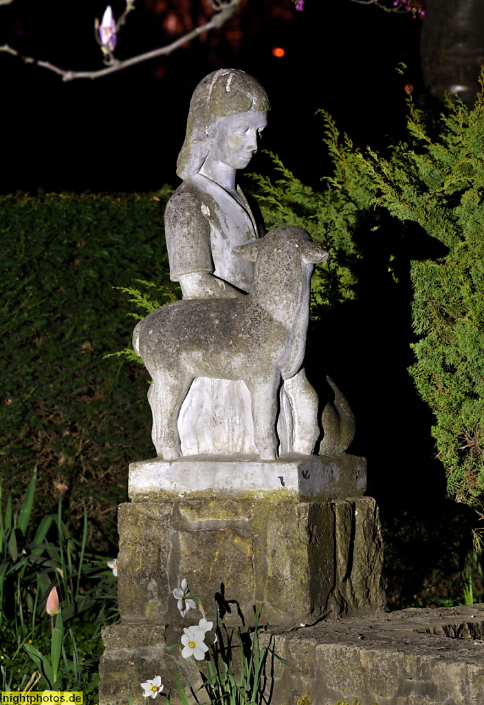 Berlin Mariendorf Kunstwerk 'Mädchen mit Lamm' von Bildhauer Friedrich Zuchantke erschaffen 1933-1936. Nachbildung von Bildhauer Hans Starcke 2001. Volkspark Mariendorf