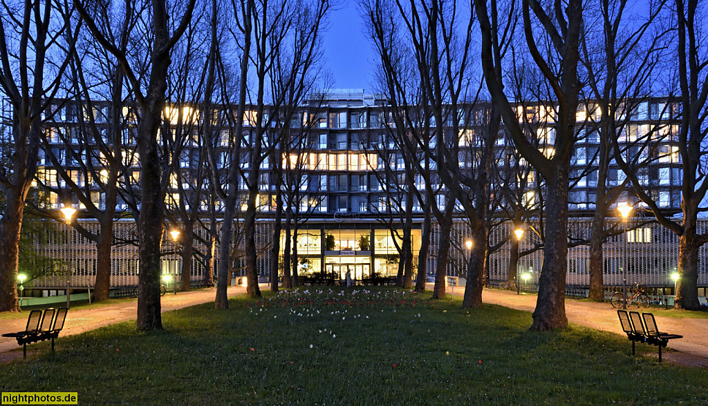 Berlin Lichterfelde Charite Campus Benjamin Franklin erbaut 1959-1969 von Architektenbüro Curtis and Davis als Klinikum Steglitz. Eingang West mit Bettentrakt. Hindenburgdamm 30