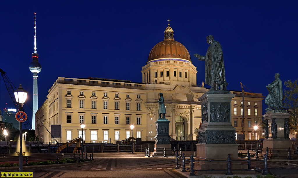 Berlin Mitte Humboldt Forum. Rekonstruktion von Architekt Franco Stella 2020. Schinkelplatz mit Christian Beuth, Albrecht Thaer, Karl Friedrich Schinkel
