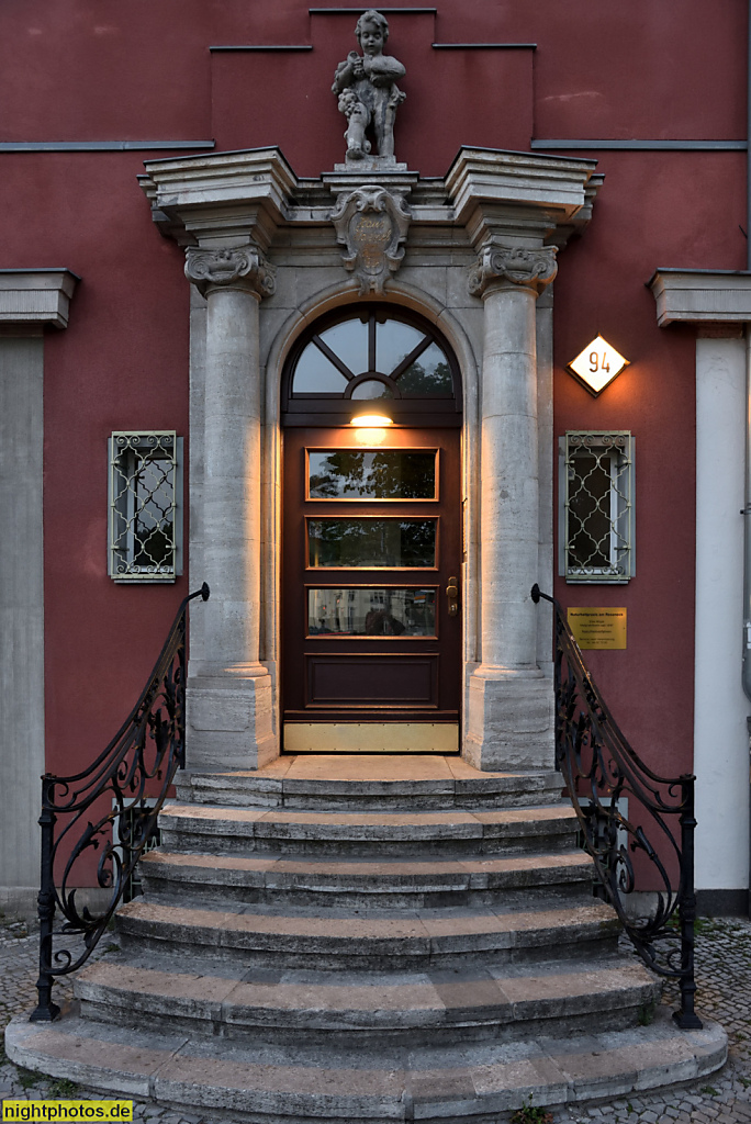 Berlin Schmargendorf Haus Haenel erbaut 1924-1925 von Hans Altmann. Portal mit Freitreppe. Hohenzollerndamm 94