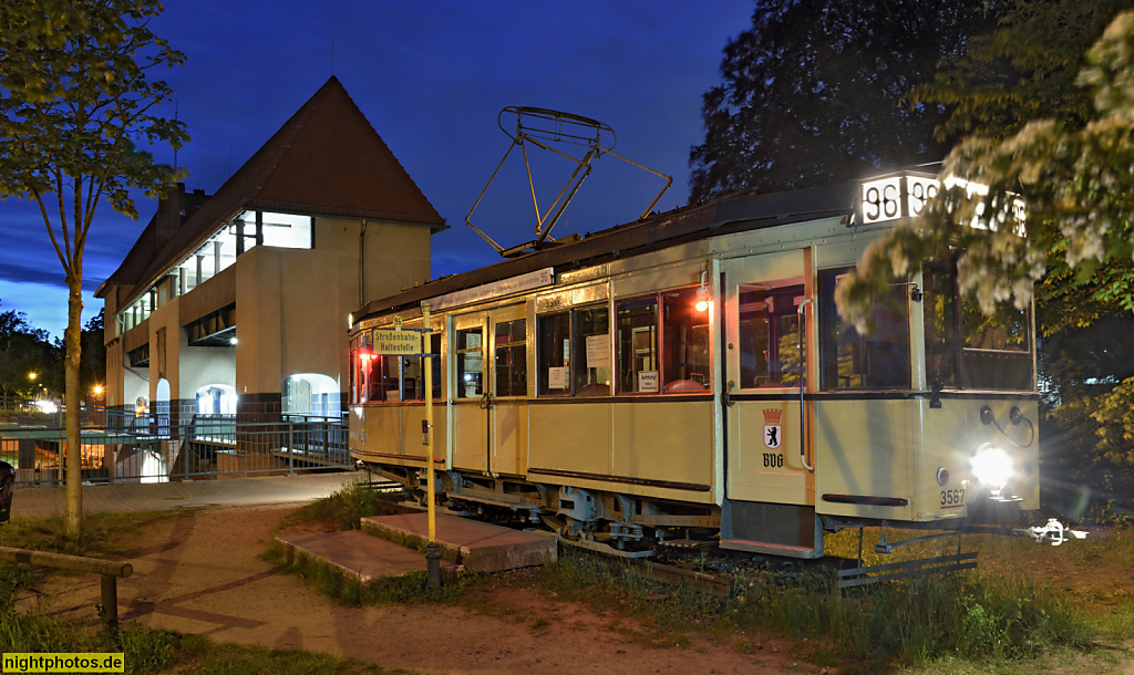 Kleinmachnow Historischer Strassenbahnwagen 3587 der ehemaligen Tram 96 neben der Kleinmachnower Schleuse im Teltowkanal