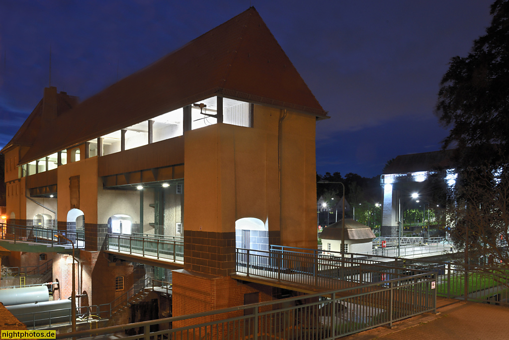 Kleinmachnow Schleuse im Teltowkanal. Erbaut 1902-1905 von Königlichen Bauräten Christian Havestadt und Max Contag. Umbau 1939-1940 Sanierung 2005. Schleusenhaus