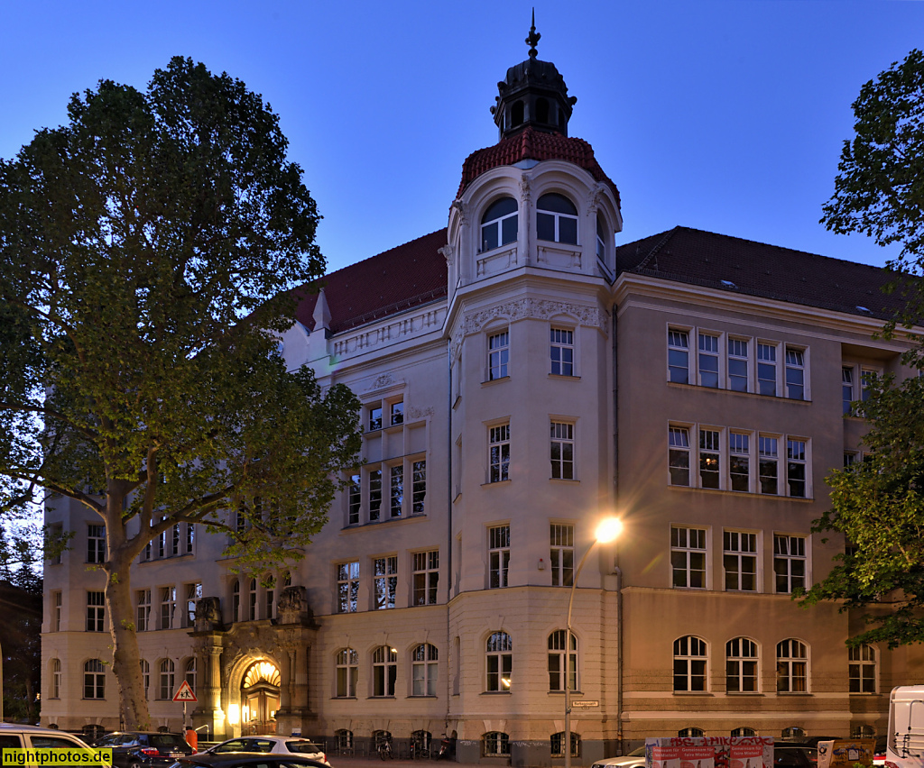 Berlin Schöneberg. Grundschule am Barbarossaplatz und Albert-Einstein-Volkshochschule. Erbaut 1905-1908 von Paul Egeling als Städtische Höhere Mädchenschule