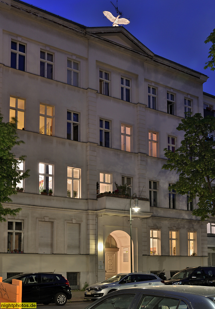 Berlin Schöneberg. Altbau Mietshaus mit übergiebelten Mitterisalit und Adlerfigur. Großgörschenstrasse 35