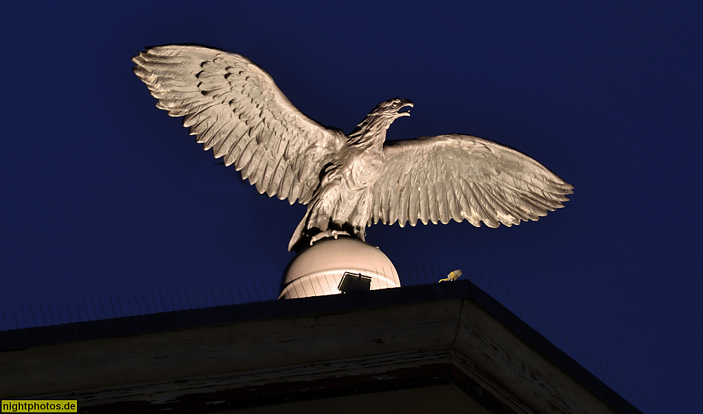 Berlin Schöneberg. Altbau Mietshaus mit übergiebelten Mitterisalit und Adlerfigur. Großgörschenstrasse 35