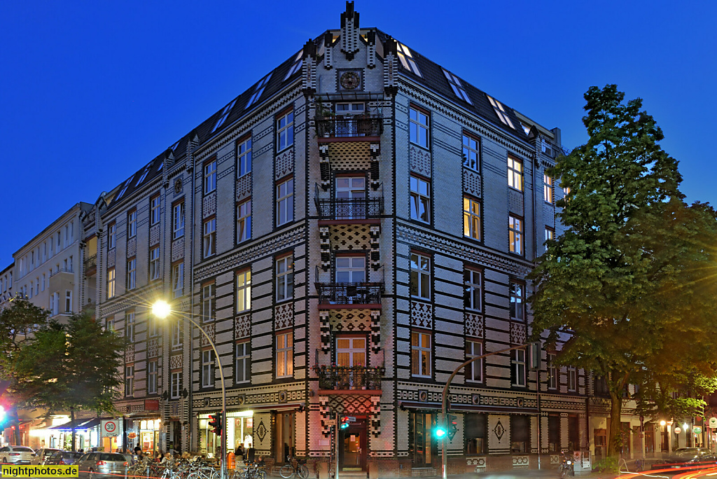 Berlin Schöneberg Mietshaus erbaut 1894-1895 von Richard Landé für Julius und Louis Oppenheim mit Fassade aus glasierten Klinkern und Staffelgiebel. Goltzstrasse 32