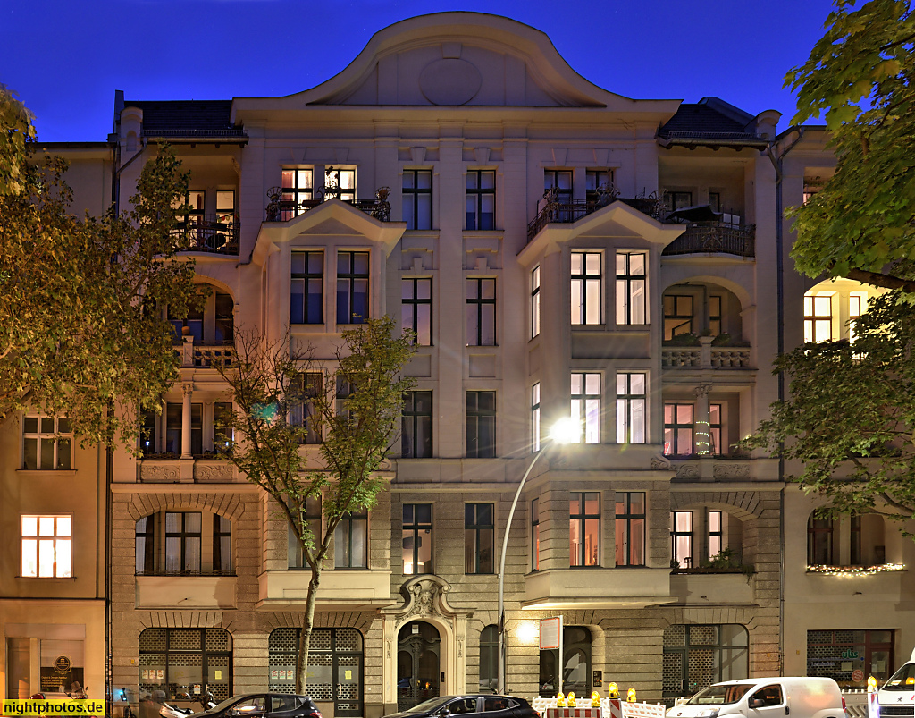 Berlin Schöneberg. Mietshaus erbaut 1896-1897 von Julius Krost. Fassadengestaltung von Bruno Möhring. Tür im Jugendstil. Pallasstrasse 12