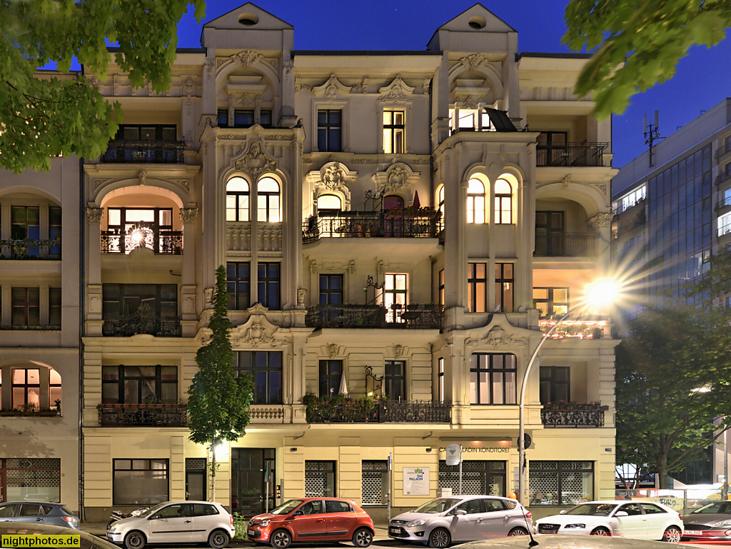 Berlin Schöneberg. Mietshaus erbaut 1896-1897 von Julius Krost. Fassadengestaltung von Bruno Möhring. Tür im Jugendstil. Pallasstrasse 10