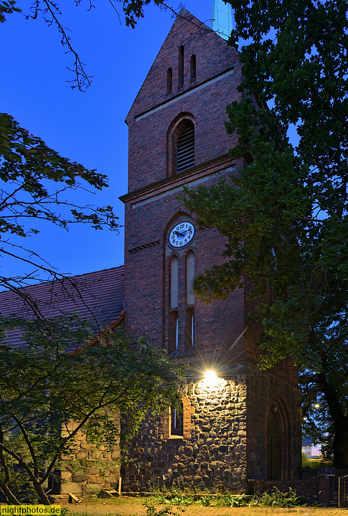 Berlin Heinersdorf. Dorfkirche Heinersdorf erbaut aus Feldsteinen im 13. Jahrhundert. Umbau 1909 durch Carl James Bühring. Romain-Rolland-Strasse 54