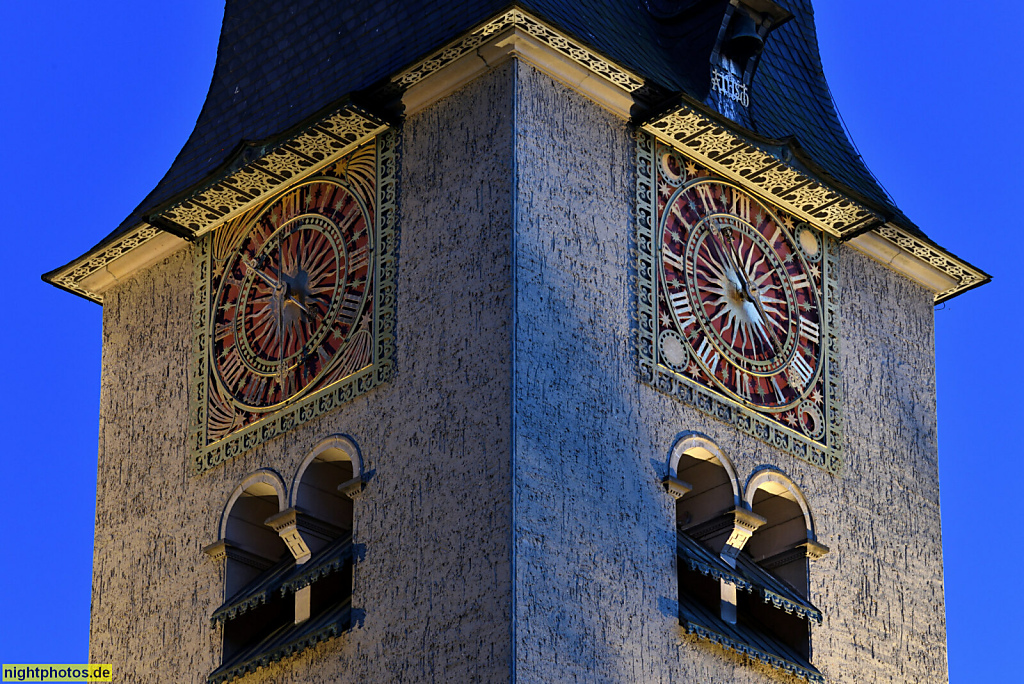 Berlin Nikolassee. Evangelische Kirche Nikolassee erbaut 1909-1910 von Erich Blunck und Johannes Bartschat. Kirchturm mit Turmuhr. Kirchweg 19-21