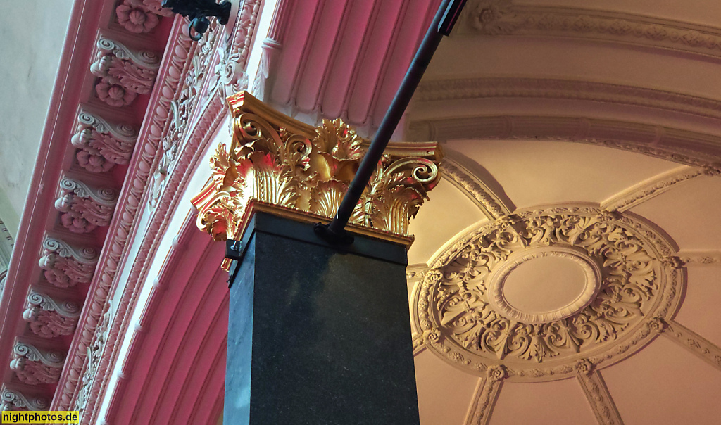 Berlin Kreuzberg Martin-Gropius-Bau Ausstellungshaus. Erbaut 1877-1881 als Kunstgewerbemuseum von Martin Gropius und Heino Schmieden im Stil der Neorenaissance. Goldkonsole Stuckrelief